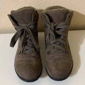 Cliffs by White Mountain Women’s Olive Green Tan Lace Up Ankle Boots 9.5